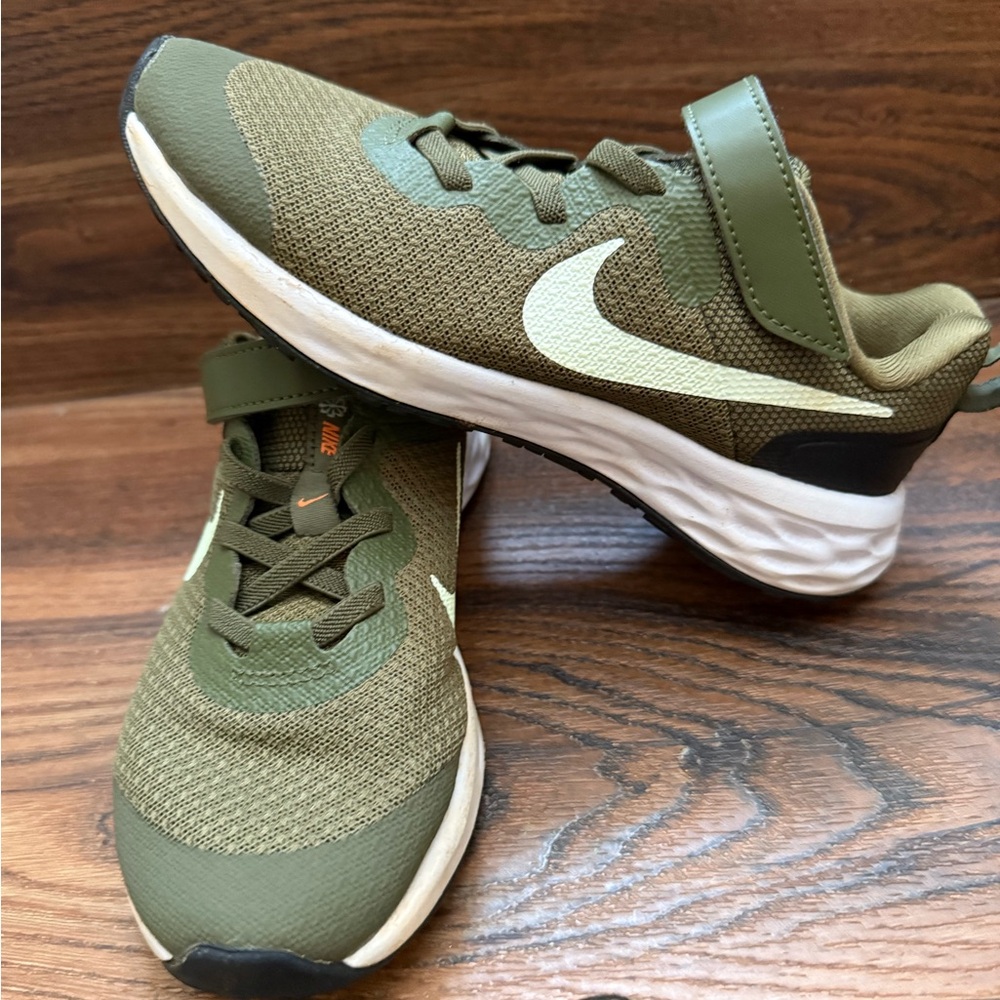 Nike Green Sneakers with Mesh Upper and White Midsole